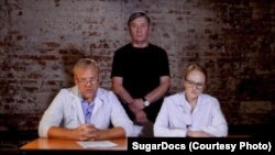 Кадр из фильма: психиатры обсуждают "лечение" Виктора Файнберга