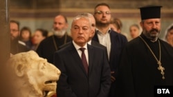 Гълъб Донев на първата света литургия на новия патриарх