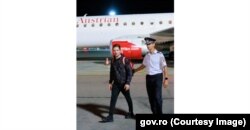 Radu, la sosirea pe aeroport, în România, după o săptămână de spitalizare în Austria.