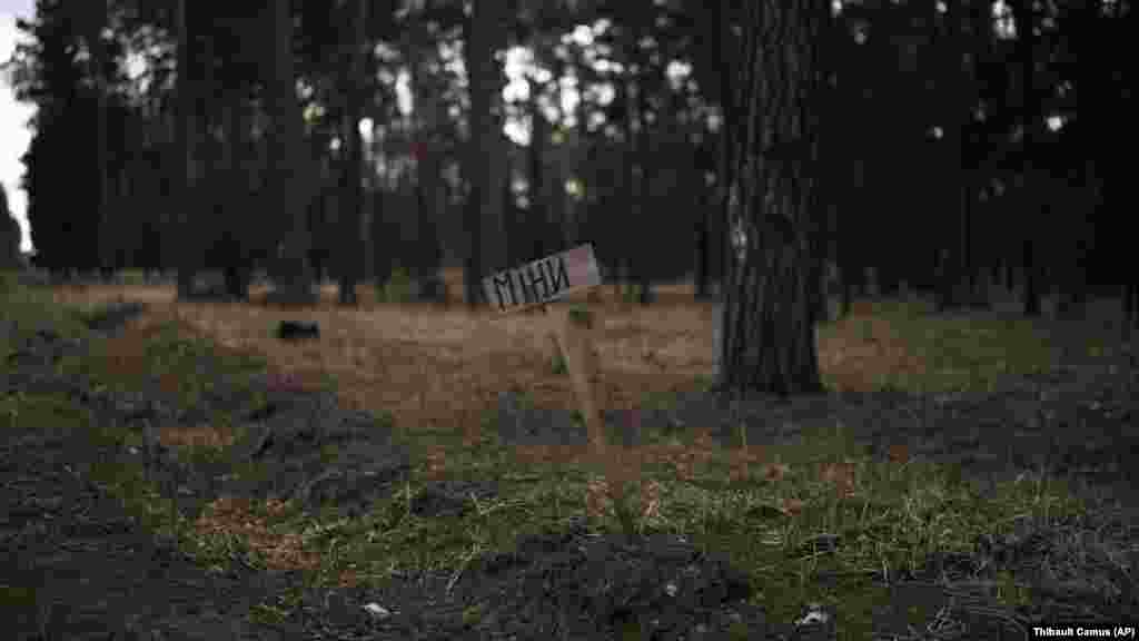 Aknákra figyelmeztető tábla egy Kijev melletti erdőben
