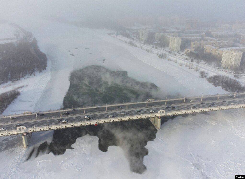 Makinat duke lëvizur në urën mbi lumin Irtysh në Omsk, Rusi, 7 dhjetor 2023.