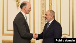 Armenia - Armenian Prime Minister Nikol Pashinian meets with British Foreign Office Minister Leo Docherty, Yerevan, May 23, 2023.