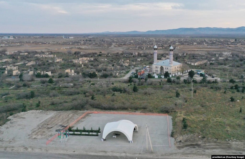 Pamje nga ajri i Aghdamit në dhjetor 2023 shfaq xhaminë e rindërtuar të qytetit të rrënuar dhe një strehë të përkohshme (në plan të parë) ku presidentit të Azerbajxhanit Aliyev iu shfaqën planet për rindërtimin e qytetit.