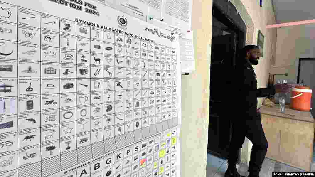 A politikai pártok és jelöltek választási jelképei a választási bizottság egyik irodájában Ravalpindiben január 15-én.&nbsp;A rendszert úgy tervezték, hogy az írástudatlanok is részt vehessenek a demokratikus folyamatban