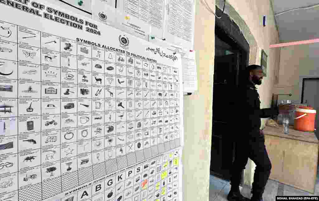Izborni simboli političkih partija i kandidata istaknuti su u kancelariji izborne komisije u Ravalpindiju 15. januara. Sistem je dizajniran da osigura da pojedinci sa ograničenim vještinama pismenosti i dalje mogu efikasno učestvovati u demokratskom procesu. &nbsp;