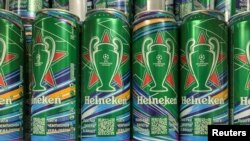 Pivo Heineken na policama prodavnice u Moskvi 20. jula 2022.