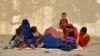 Afganistanske izbjeglice odmaraju se po dolasku iz Pakistana u centar za registraciju blizu afganistansko-pakistanske granice u okrugu Spin Boldak u južnoj provinciji Kandahar 6. novembra.