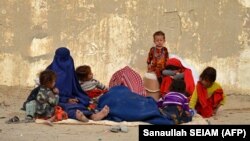Afganistanske izbjeglice odmaraju se po dolasku iz Pakistana u centar za registraciju blizu afganistansko-pakistanske granice u okrugu Spin Boldak u južnoj provinciji Kandahar 6. novembra.