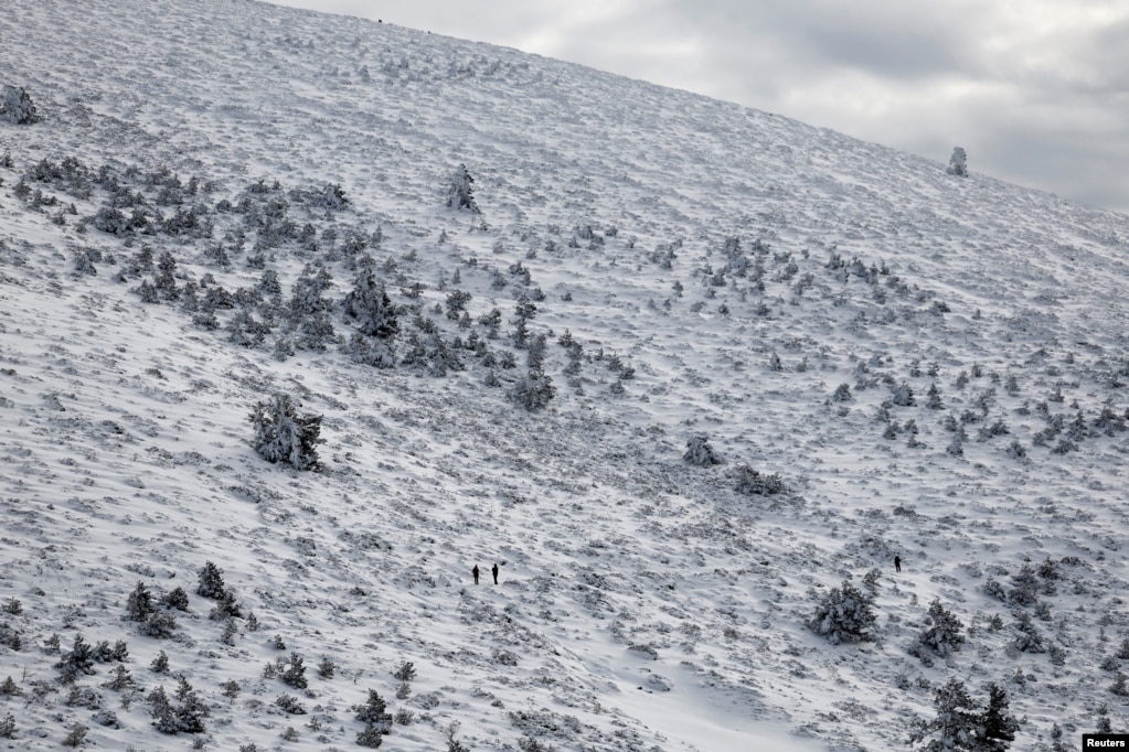 Njerëzit vizitojnë shtegun Navacerrada pas reshjeve të borës në vargun malor Guadarrama në veri të Madridit, Spanjë, 12 janar 2024.