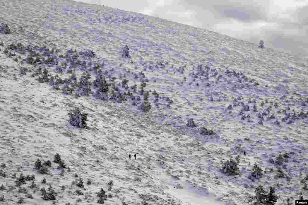 Njerëzit vizitojnë shtegun Navacerrada pas reshjeve të borës në vargun malor Guadarrama në veri të Madridit, Spanjë, 12 janar 2024.