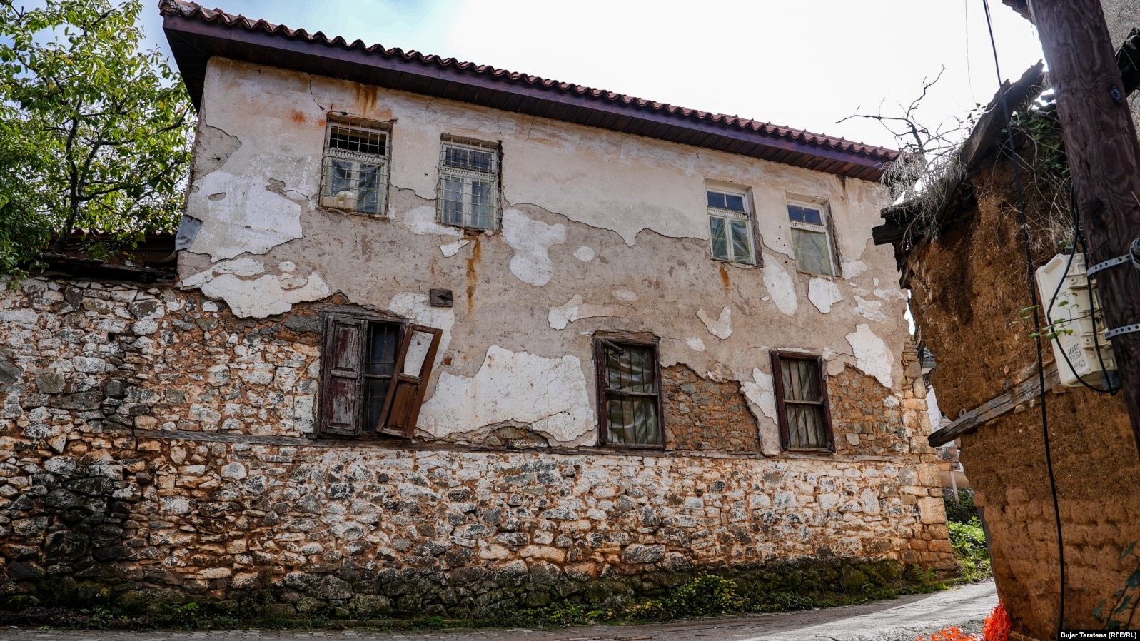 Shtëpi e braktisur në Janjevë.