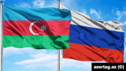 Azərbaycan və Rusiya bayraqları