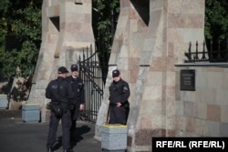Вход на Серафимовское кладбище, который охраняли сотрудники полиции