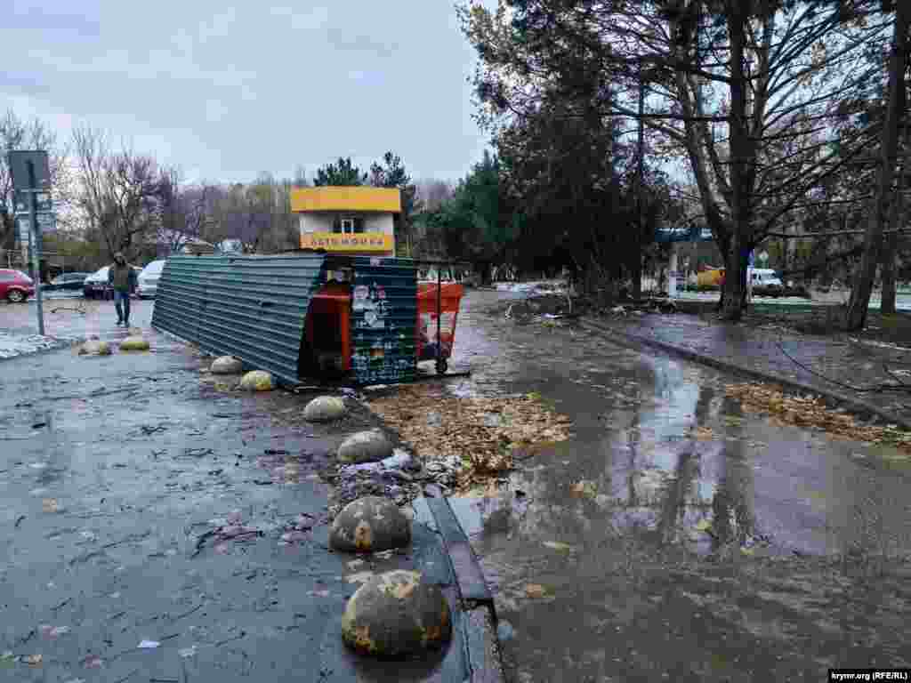 Stanovnik šeta usred posljedica poplava u glavnom gradu Krima, Simferopolju, 27. novembra.