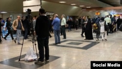 نیروهای موسوم به «حجاب‌بان» بدون لباس فرم در حال فیلمبرداری و عکسبرداری از زنان در مترو