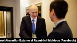 Mircea Geoană (centru), secretarul general adjunct al NATO, la întâlnirea cu Mihai Popșoi, ministrul Afacerilor Externe a Republicii Moldova.