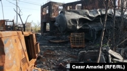În curtea stației GPL în care s-a produs explozia totul a rămas încremenit ca acum trei luni, după ce incendiul a fost stins