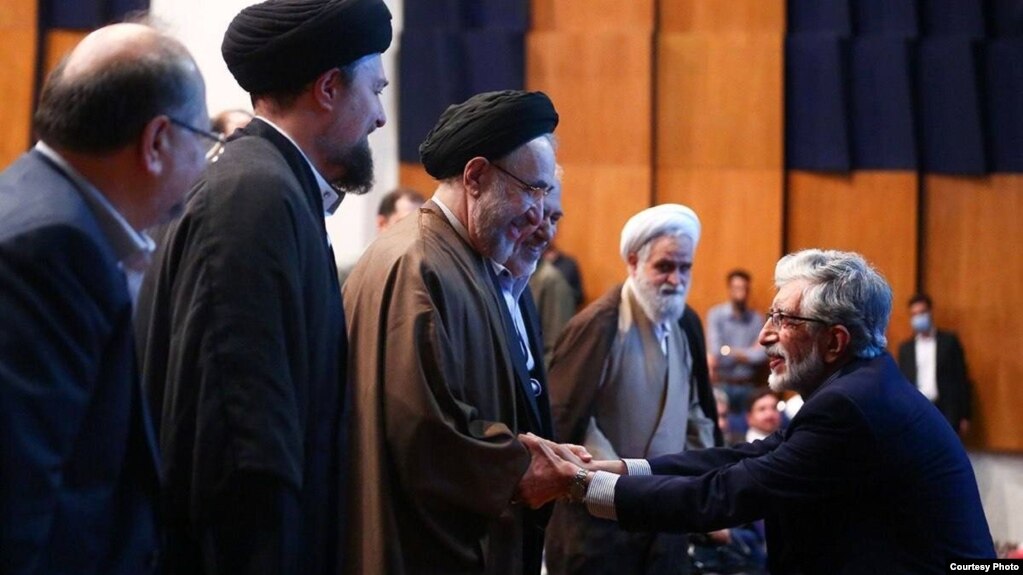 دست دادن غلامعلی حداد عادل با محمد خاتمی در مراسم سالگرد محمود دعایی، سرپرست پیشین مؤسسه اطلاعات