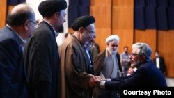 دست دادن غلامعلی حداد عادل با محمد خاتمی در مراسم سالگرد محمود دعایی، سرپرست پیشین مؤسسه اطلاعات