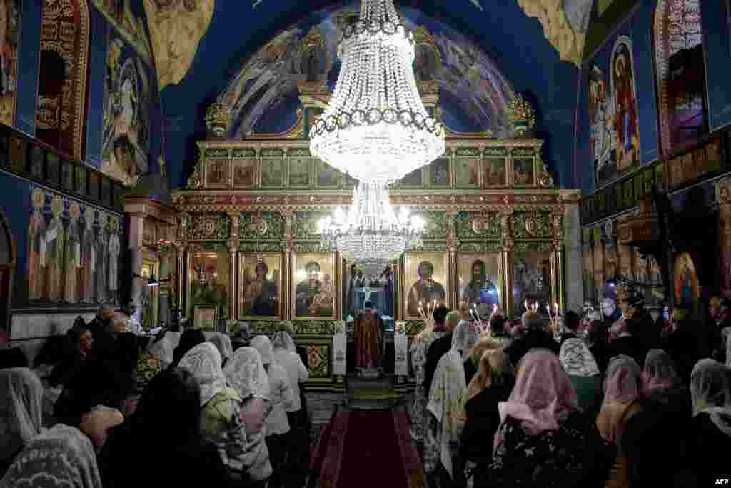 Pravoslavni vjernici na božićnoj liturgiji u grčkoj pravoslavnoj crkvi Svetog Porfirija u gradu Gazi, usred tekućih borbi između Izraela i palestinske skupine Hamas,&nbsp;7. januara.