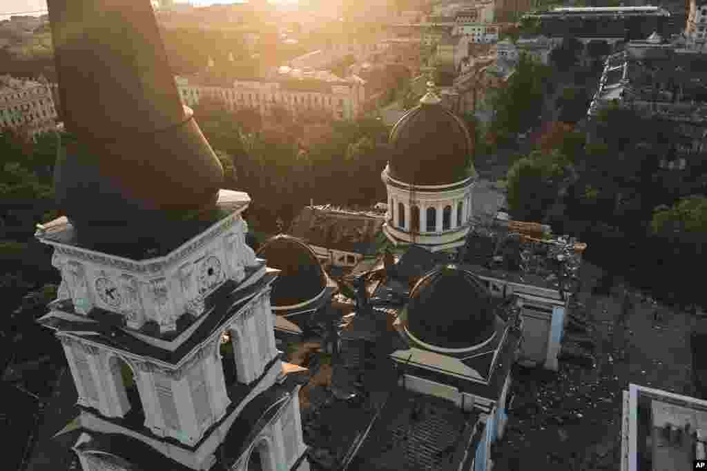 Poznata i kao Katedrala Spasa i Preobraženja, najveća je pravoslavna crkva u Odesi iz 1794. godine.&nbsp;Sovjetske vlasti su je uništile 1939. godine, ali je obnovljena 2003. Posvetio ju je&nbsp;ruski&nbsp;patrijarh&nbsp;Kiril&nbsp;nekoliko godina kasnije.&nbsp;Riječ je o najvećoj pravoslavnoj crkvi u Odesi koja je na Popisu svjetske baštine UNESCO-a. na fotografiji: pogled na katedralu iz zraka nakon napada, 23. juli