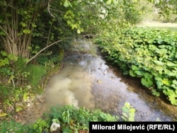 Mještani Medne kažu za RSE da im je rudnik zaprljao potok Grabovac iz kog su koristili vodu za piće, Medna pored Mrkonjić-Grada, 27. septembra 2023.