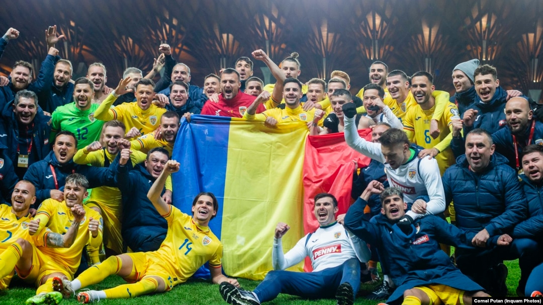 Jucătorii și echipa tehnică a naționalei de fotbal a României, după victoria cu 2-1 în fața Israelului, pe Pancho Arena din Ungaria, meci care le-a adus tricolorilor calificarea la Euro 2024. 