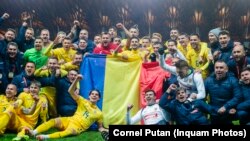 Jucătorii și echipa tehnică a naționalei de fotbal a României, după victoria cu 2-1 în fața Israelului, pe Pancho Arena din Ungaria, meci care le-a adus tricolorilor calificarea la Euro 2024. 