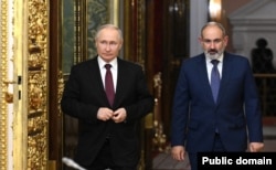 Russia President Vladimir Putin and Armenian Prime Minister Nikol Pashinian in Moscow on May 25. Putin said on September 12 that his country has "no problems with Armenia."