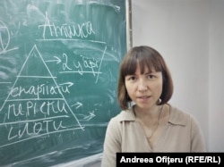 Profesoara de matematică spune că să predea la București e la fel cum ar preda în Ucraina