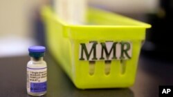 MMR ili MRP vakcina, koja štiti od tri česte virusne bolesti: malih boginja, zaušnjaka (parotitis) i rubeole.