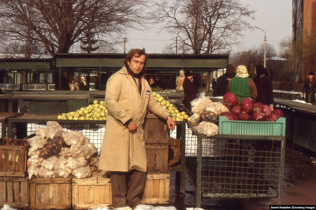 Një punëtor në një treg në Iasi në janarin e vitit 1988.