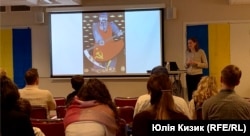 Камілла Орхуела, професорка Ґетеборзького університету проводить лекцію на заході до Дня пам’яті жертв Голодомору. Швеція, 2022 року