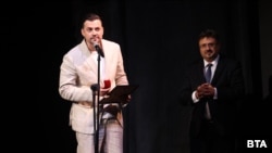 Владимир Зомбори (вляво) получава наградата "Златно перо" от генералния директор на БТА Кирил Вълчев, 21 май 2024 г.