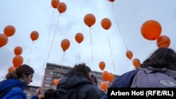 Демонстранты в столице Косово Приштине выражают протест после смерти Лиридоны Мурсели, 30-летней матери двоих детей, которую застрелили в её машине, 7 декабря. Прокуроры утверждают, что убийство организовал её муж (Арбен Хоти, Балканская редакция Азаттыка)
