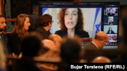 Ambasadorja izraelite në Kosovë, Tamar Ziv, duke iu adresuar të pranishmëve përmes video-lidhjes.