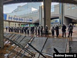 Forțele de ordine strânse în fața Parlamentului European au folosit tunuri cu apă împotriva protestatarilor.