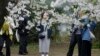 Cseresznyevirágzás a tokiói Ueno parkban 2024. április 5-én. Tömeg gyűlt össze pénteken a japán fővárosban, hogy gyönyörködjön a híres cseresznyevirágzásban, amely idén a hideg miatt a vártnál később következett be