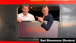 Suosnivač European Sleeper Chris Engelsman sa jednim od uposlenika voza prije polaska za Brisel.