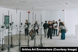 Tineri vizitând una dintre expozițiile interactive ale Bienalei Art Encounters în 2023