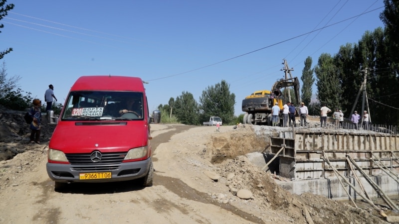 В Согде восстанавливают мост в приграничном с Кыргызстаном районе 