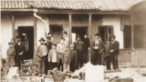 У разгромленного дома после еврейского погрома в Кишиневе, 1903 год
