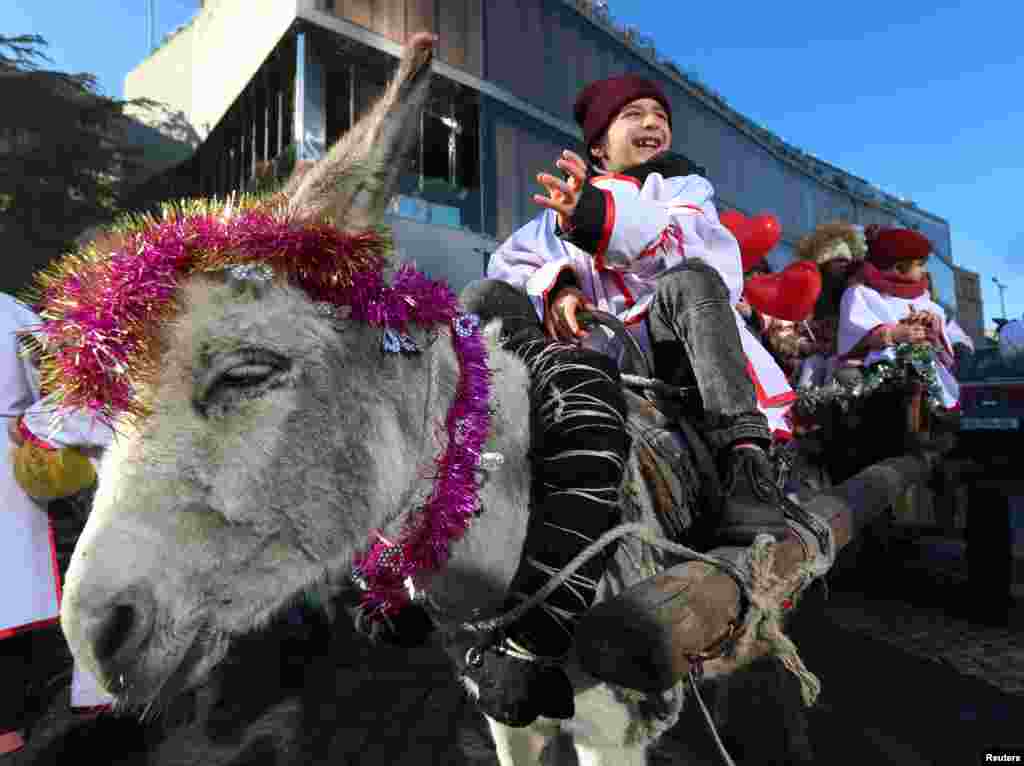 Dječak jaše magarca na tradicionalnoj vjerskoj procesiji Alilo tokom proslave Božića, u Tbilisiju, Gruzija, 7. januara.