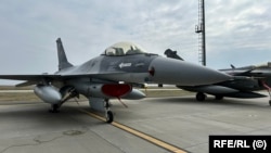 Самолет F-16, архивное фото 