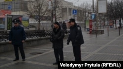 Правоохоронці заблокували прохід до Ради міністрів АРК на пр. Кірова, Сімферополь, 27 лютого 2014 року