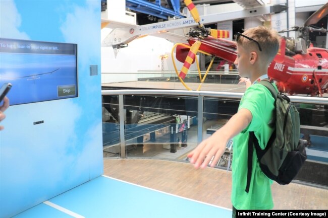 Një nxënës nga Kosova duke bërë ushtrimin se si të fluturohet një avion në muzeun e shkencës në Paris të Francës.