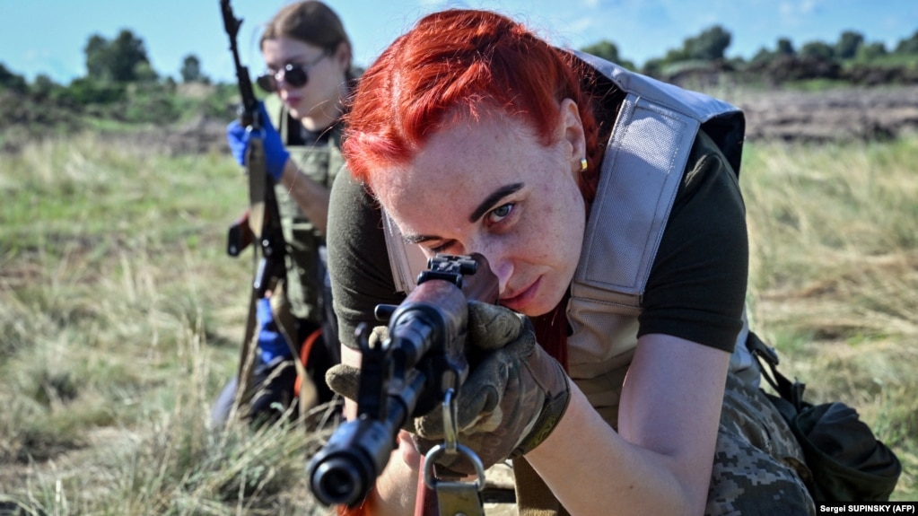 Kadetet ukrainase, të veshura në uniformë të re, marrin pjesë në një ushtrim trajnues në periferi të Kievit më 12 korrik. Ky ushtrim u mbajt për t&rsquo;i simuluar kushtet e luftës në rroba të dizajnuara specifikisht, të cilat iu përshtaten luftëtareve.