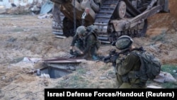 Ізраїльські військові оглядають вхід, за їхніми словами, до тунелю, який використовувався «Хамасом» у Секторі Гази, 9 листопада 2023 року