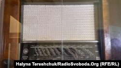 «Радіола» – побутовий радіоприймач і електрофон в одному корпусі, з допомогою якого в СРСР ловили хвилі, на яких попри глушіння можна було почути Радіо Свобода