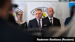Slovački premijer Robert Fico govori na konferenciji za novinare, pre pucnjave u kojoj je ranjen, u Handlovi, Slovačka, 15. maja 2024.
